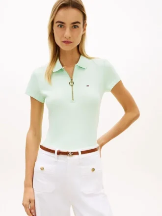 Polo com fecho de correr e corte justo