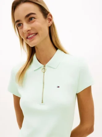 Polo com fecho de correr e corte justo