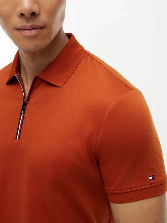 Polo com fecho em algodão liso, corte regular Polo com fecho em algodão liso, corte regular