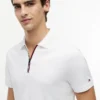 Polo com fecho em algodão liso, corte regular Polo com fecho em algodão liso, corte regular