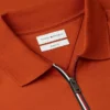 Polo com fecho em algodão liso, corte regular Polo com fecho em algodão liso, corte regular