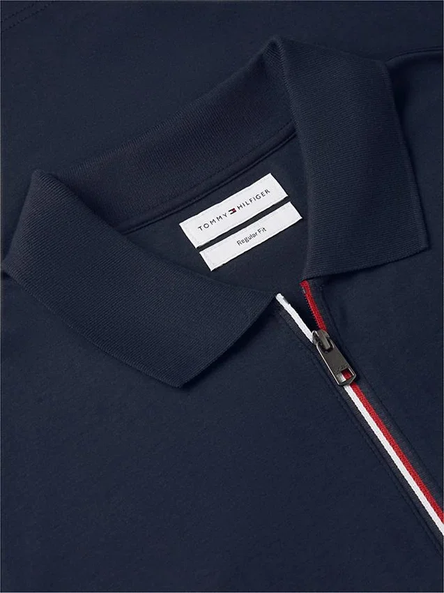 Polo com fecho em algodão liso, corte regular Polo com fecho em algodão liso, corte regular