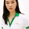 Polo com logótipo bordado em letra cursiva e corte regular Polo com logótipo bordado em letra cursiva e corte regular