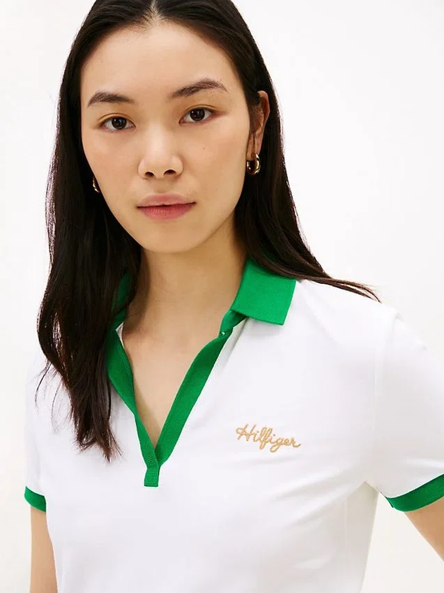 Polo com logótipo bordado em letra cursiva e corte regular Polo com logótipo bordado em letra cursiva e corte regular