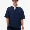Polo com logótipo de bandeira nas costas e corte descontraído Polo com logótipo de bandeira nas costas e corte descontraído