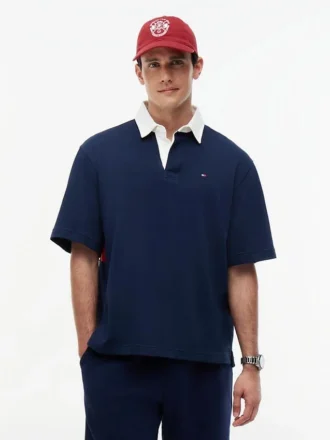 Polo com logótipo de bandeira nas costas e corte descontraído