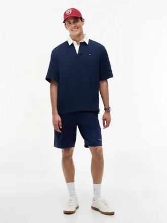 Polo com logótipo de bandeira nas costas e corte descontraído