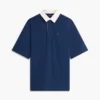 Polo com logótipo de bandeira nas costas e corte descontraído Polo com logótipo de bandeira nas costas e corte descontraído