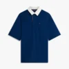 Polo com logótipo de bandeira nas costas e corte descontraído Polo com logótipo de bandeira nas costas e corte descontraído