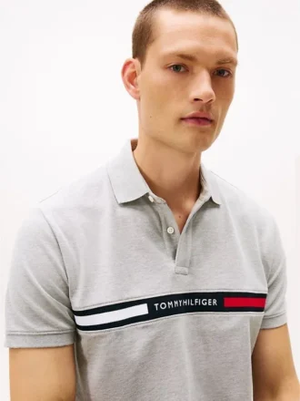 Polo com riscas bordadas e corte regular
