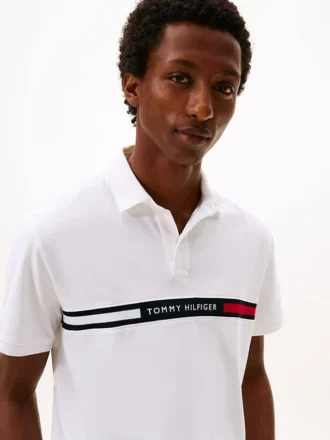 Polo com riscas bordadas e corte regular