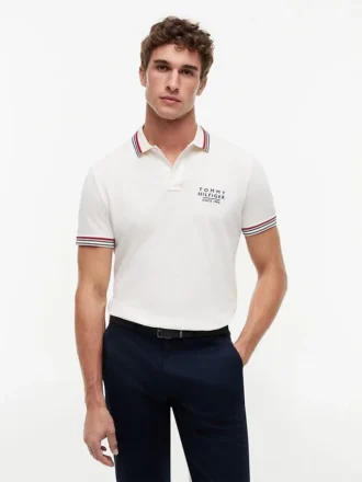 Polo de algodão liso com acabamento nas pontas, corte regular