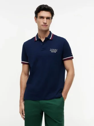 Polo de algodão liso com acabamento nas pontas, corte regular