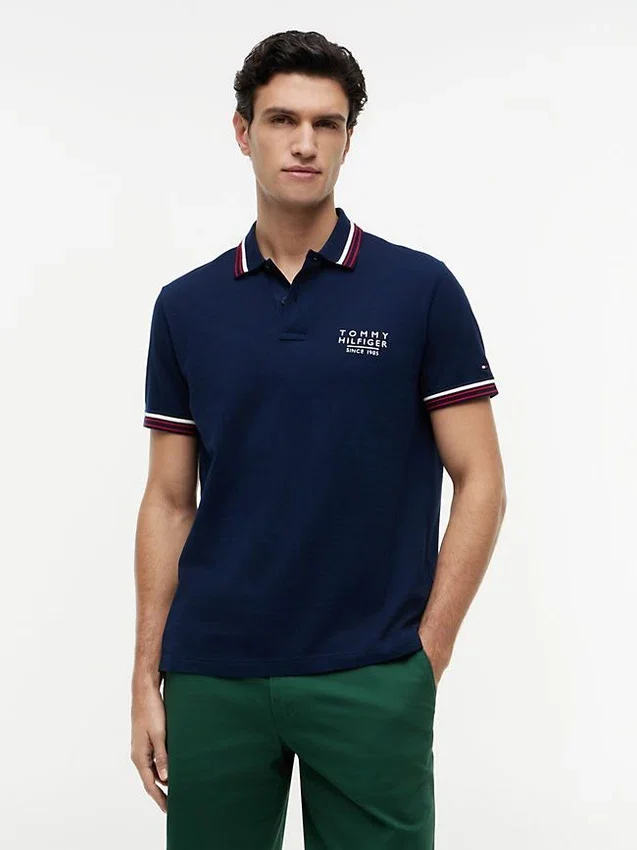 Polo de algodão liso com acabamento nas pontas, corte regular Polo de algodão liso com acabamento nas pontas, corte regular