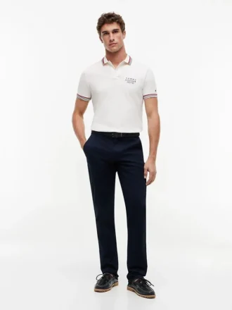 Polo de algodão liso com acabamento nas pontas, corte regular