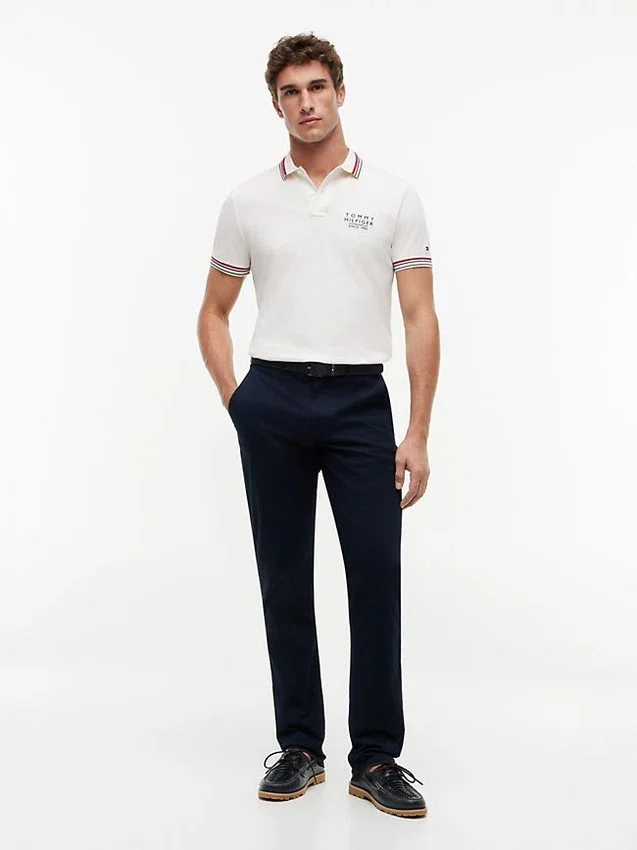 Polo de algodão liso com acabamento nas pontas, corte regular Polo de algodão liso com acabamento nas pontas, corte regular