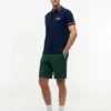 Polo de algodão liso com acabamento nas pontas, corte regular Polo de algodão liso com acabamento nas pontas, corte regular