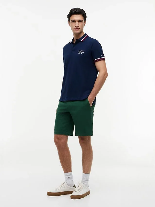 Polo de algodão liso com acabamento nas pontas, corte regular Polo de algodão liso com acabamento nas pontas, corte regular