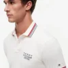 Polo de algodão liso com acabamento nas pontas, corte regular Polo de algodão liso com acabamento nas pontas, corte regular