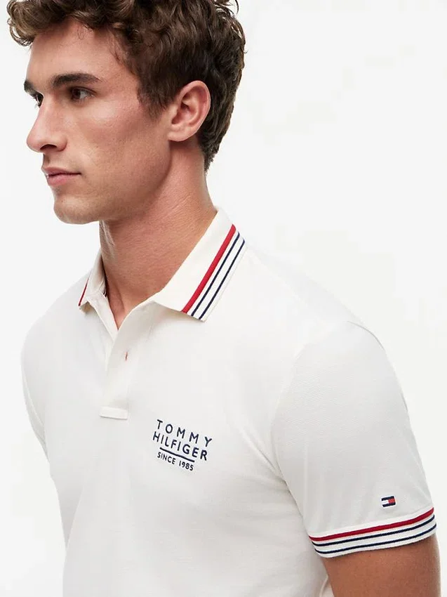 Polo de algodão liso com acabamento nas pontas, corte regular Polo de algodão liso com acabamento nas pontas, corte regular