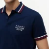 Polo de algodão liso com acabamento nas pontas, corte regular Polo de algodão liso com acabamento nas pontas, corte regular