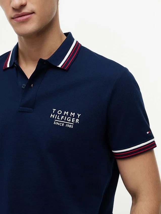 Polo de algodão liso com acabamento nas pontas, corte regular Polo de algodão liso com acabamento nas pontas, corte regular