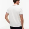Polo de algodão liso com acabamento nas pontas, corte regular Polo de algodão liso com acabamento nas pontas, corte regular