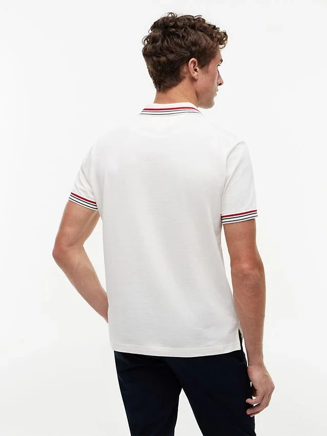 Polo de algodão liso com acabamento nas pontas, corte regular Polo de algodão liso com acabamento nas pontas, corte regular