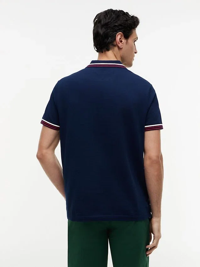Polo de algodão liso com acabamento nas pontas, corte regular Polo de algodão liso com acabamento nas pontas, corte regular