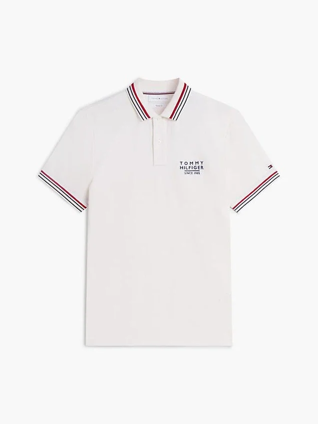 Polo de algodão liso com acabamento nas pontas, corte regular Polo de algodão liso com acabamento nas pontas, corte regular