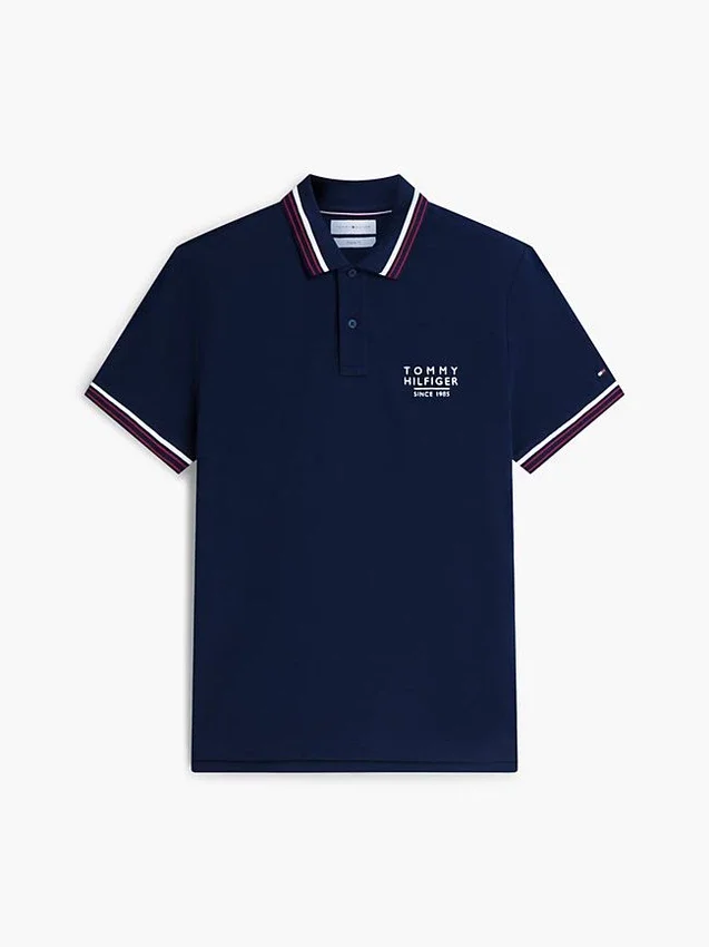 Polo de algodão liso com acabamento nas pontas, corte regular Polo de algodão liso com acabamento nas pontas, corte regular