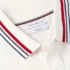 Polo de algodão liso com acabamento nas pontas, corte regular Polo de algodão liso com acabamento nas pontas, corte regular