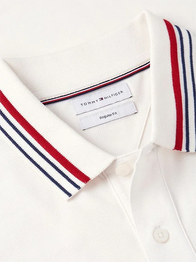 Polo de algodão liso com acabamento nas pontas, corte regular Polo de algodão liso com acabamento nas pontas, corte regular