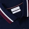 Polo de algodão liso com acabamento nas pontas, corte regular Polo de algodão liso com acabamento nas pontas, corte regular