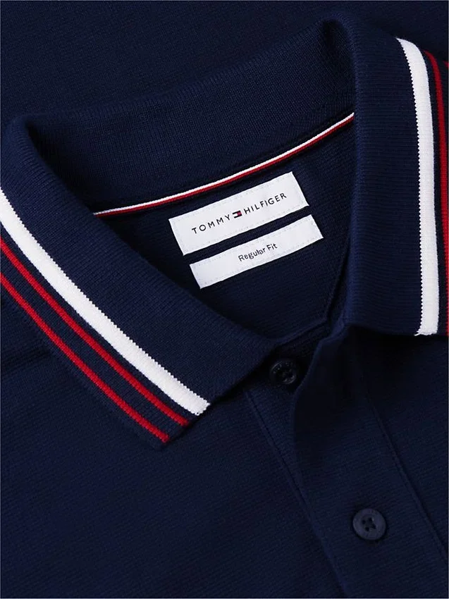 Polo de algodão liso com acabamento nas pontas, corte regular Polo de algodão liso com acabamento nas pontas, corte regular