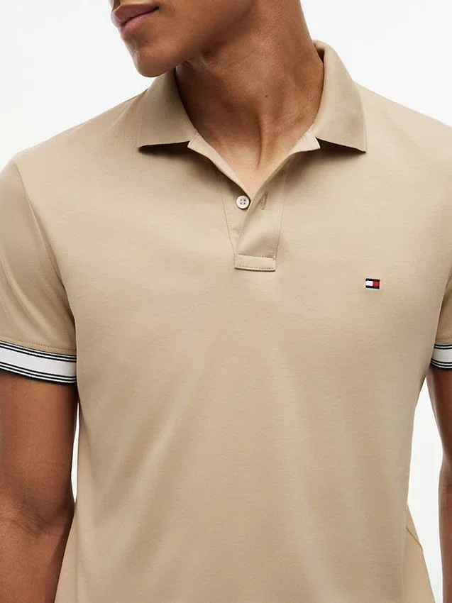 Polo de Algodão Liso com Corte Justo Polo de Algodão Liso com Corte Justo
