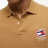 Polo de Algodão Suave com Bandeira Ondulada e Corte Regular Polo de Algodão Suave com Bandeira Ondulada e Corte Regular