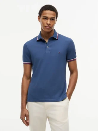 Polo de corte justo com detalhes