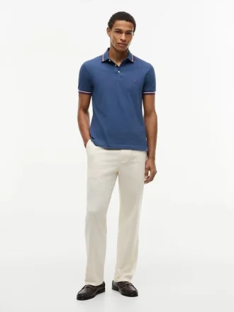 Polo de corte justo com detalhes