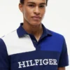 Polo de corte regular com blocos de cor Polo de corte regular com blocos de cor