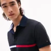 Polo de corte regular com riscas bordadas Polo de corte regular com riscas bordadas