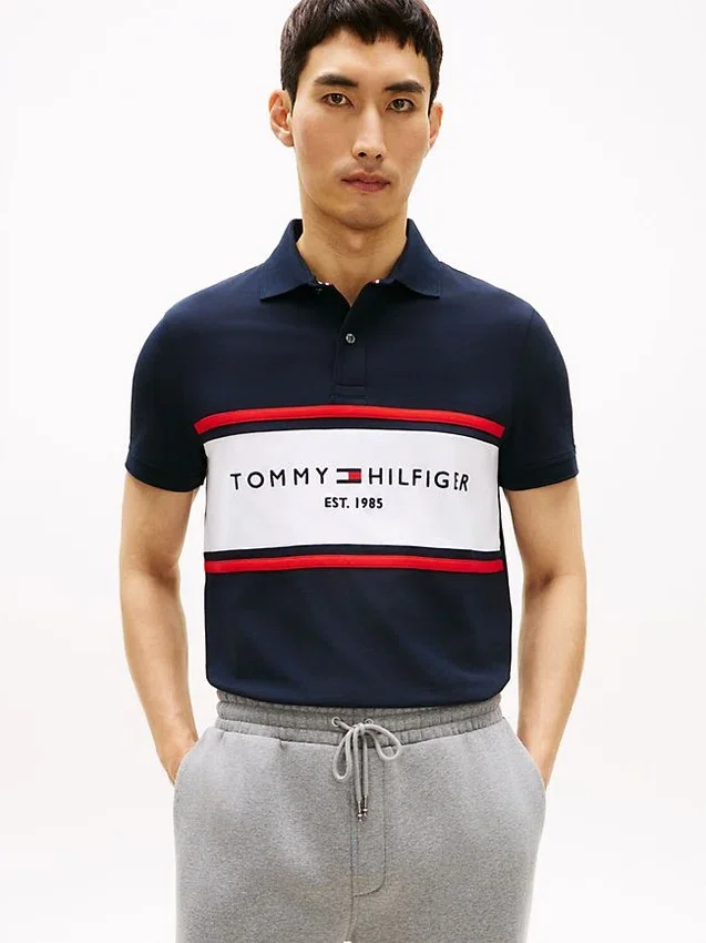 Polo de corte regular com riscas e logótipo Tommy Polo de corte regular com riscas e logótipo Tommy