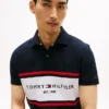 Polo de corte regular com riscas e logótipo Tommy Polo de corte regular com riscas e logótipo Tommy