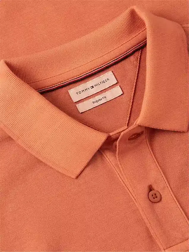Polo de corte regular tingido na peça Polo de corte regular tingido na peça