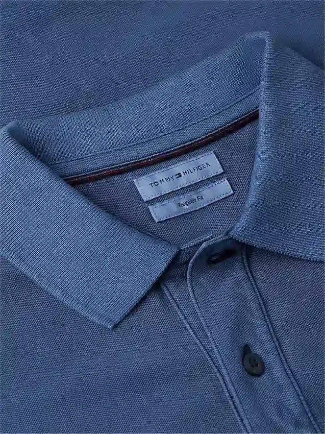 Polo de corte regular tingido na peça Polo de corte regular tingido na peça