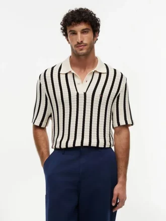 Polo de malha aberta com riscas e corte clássico