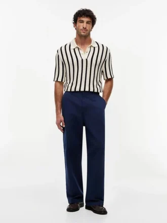 Polo de malha aberta com riscas e corte clássico