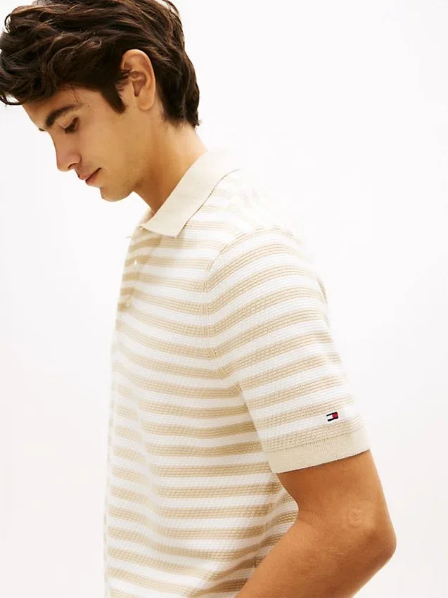 Polo de malha com riscas e textura waffle de manga curta Polo de malha com riscas e textura waffle de manga curta