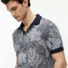 Polo de manga curta com estampado tropical Polo de manga curta com estampado tropical