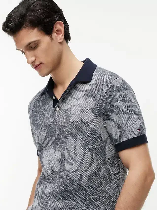 Polo de manga curta com estampado tropical Polo de manga curta com estampado tropical